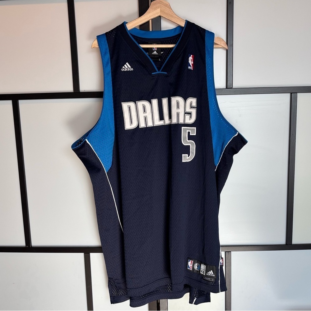 ADIDAS DALLAS Jersey Howard #5.
Men’s size XXL